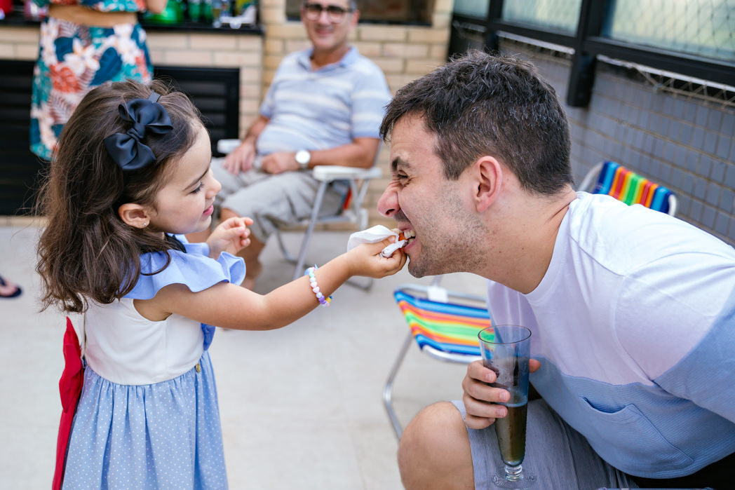 foto de aniversariante de 3 anos dando cachorro quente para seu tio