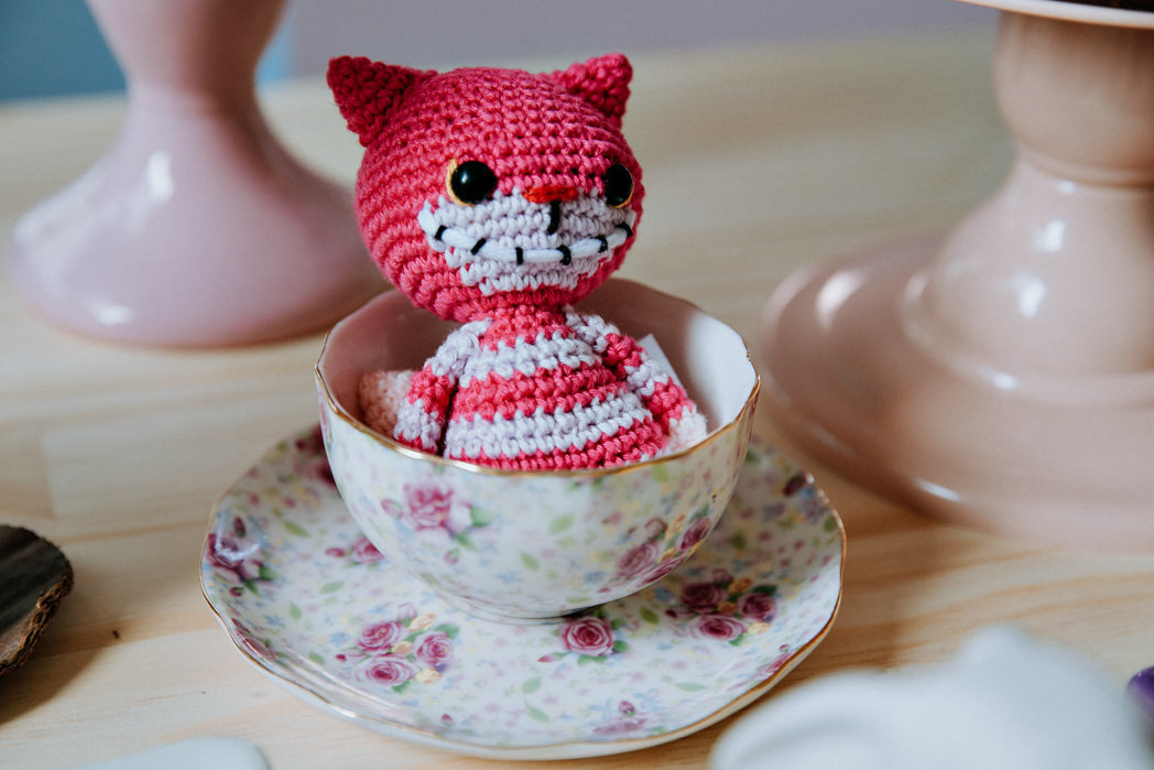 foto do gato de alice no pais das maravilhas feito em aumigurumi