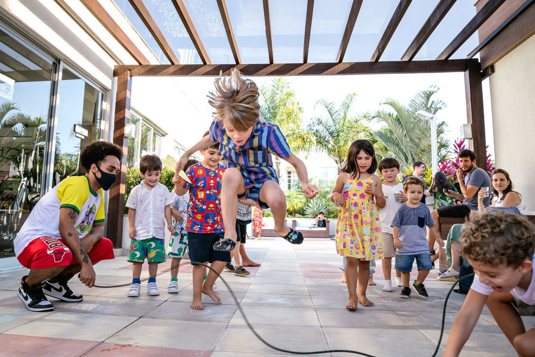 crianças brincam de pular corda em festa infantil em condominio do recreio dos bandeirantes
