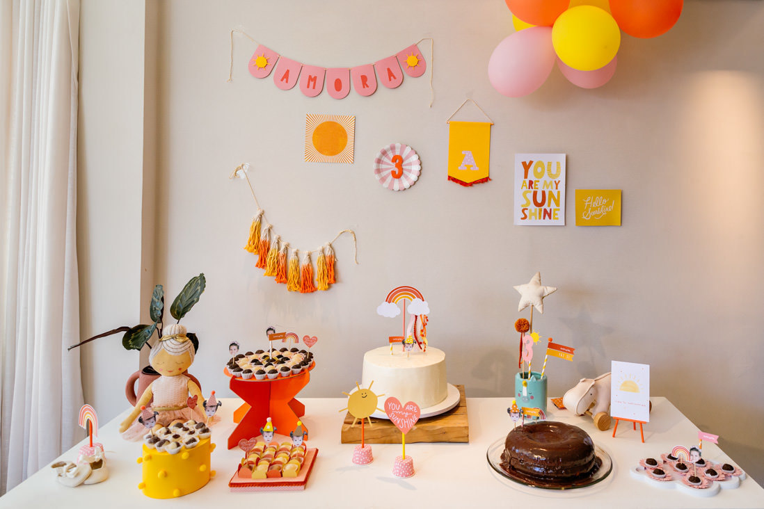 decoração da mesa do bolo de festa sunshine em casa