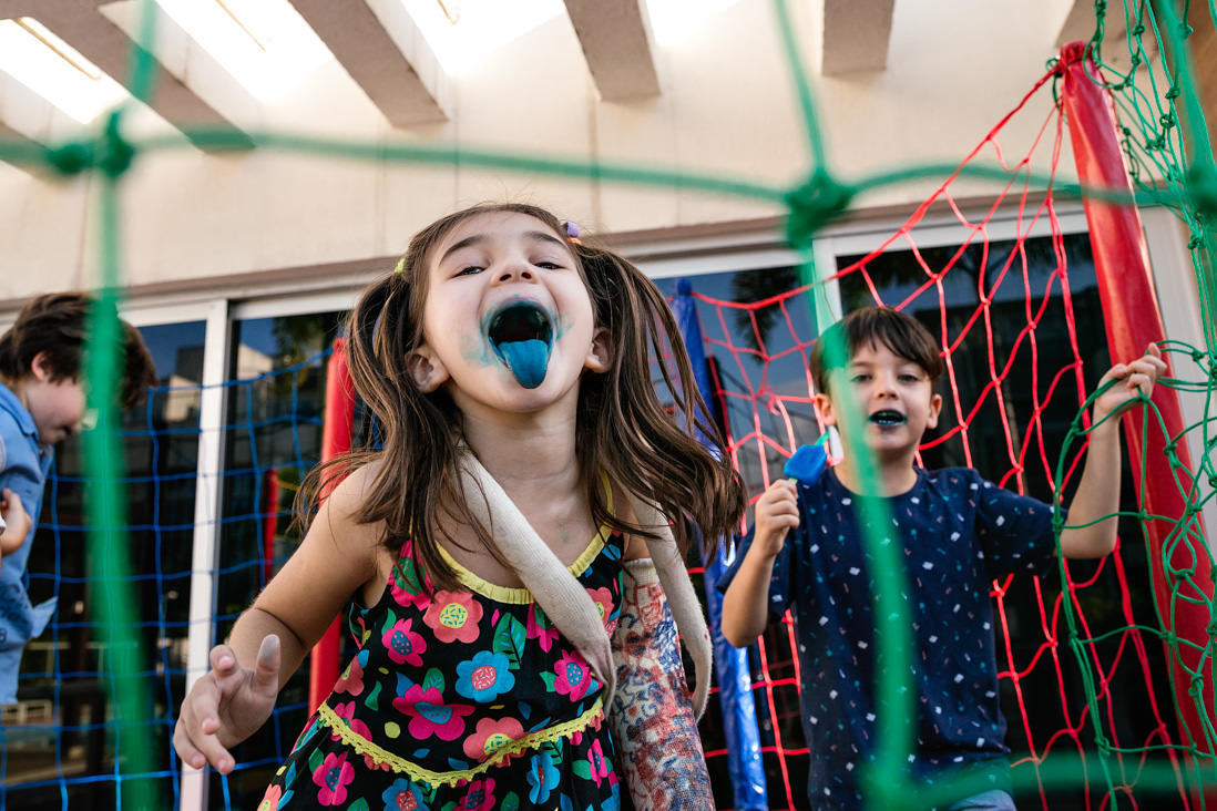 menina de língua azul no pula pula