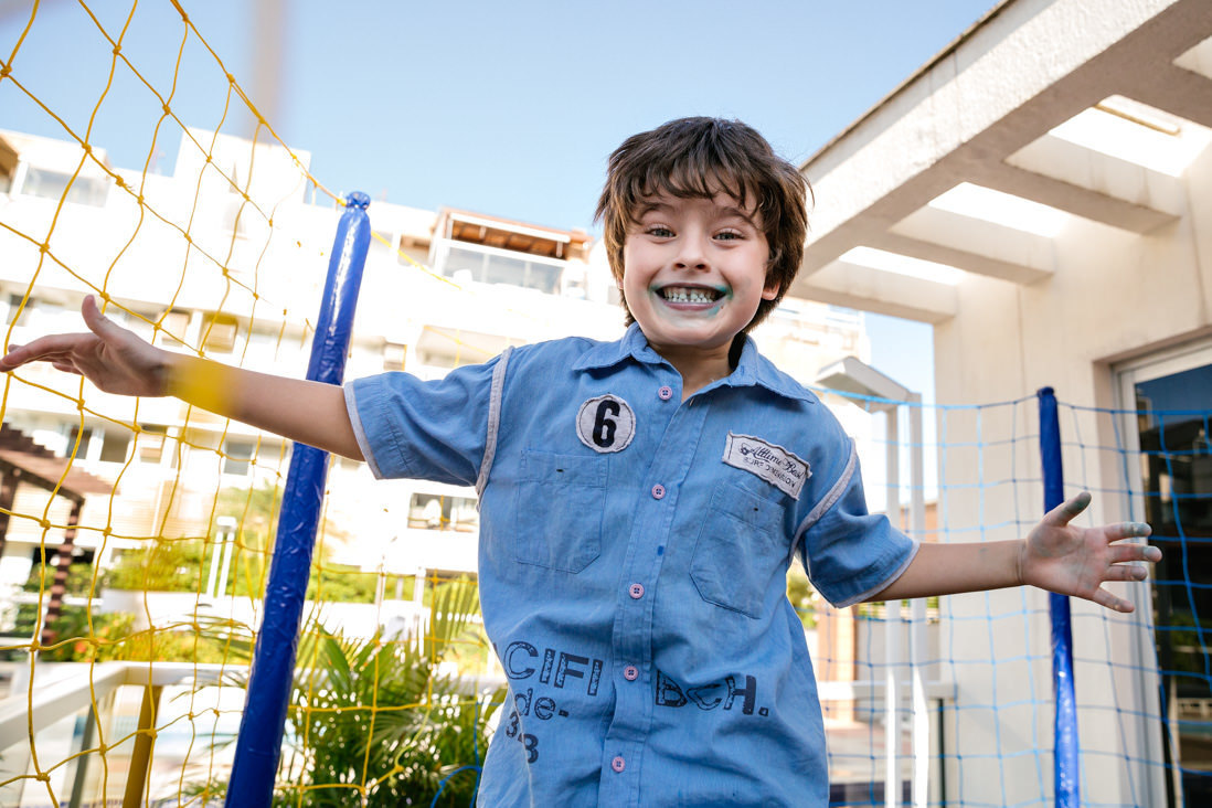 menino de boca azul sorri no pula pula
