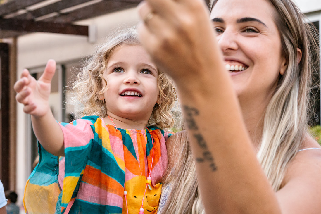 mae e filha fazendo bolha de sabão felizes