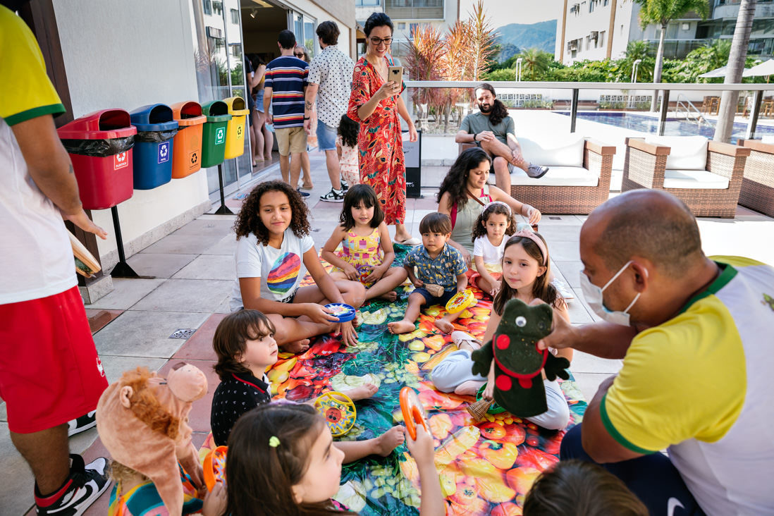 Crianças brincam com equipe de reacreação em festa de aniversario em condominio do recreio dos bandeirantes rj
