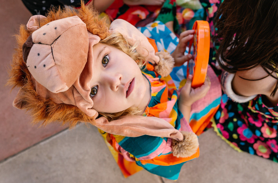 foto em contra plonge de menina fantasuada de leao