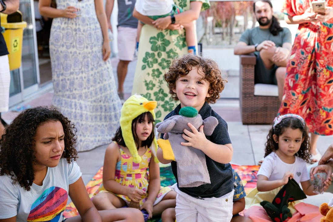 recreação de festa infantil menino sorri pra foto