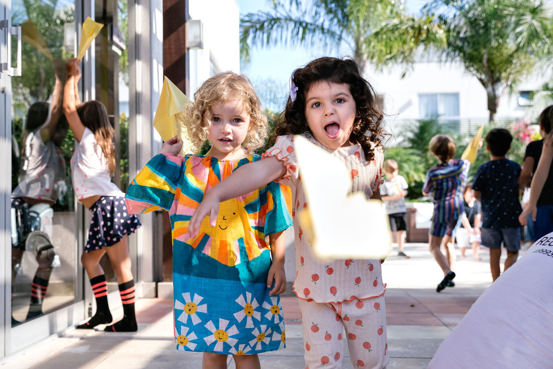 duas menisnas de 3 anos fazem careta para a foto na festa de aniversario infantil