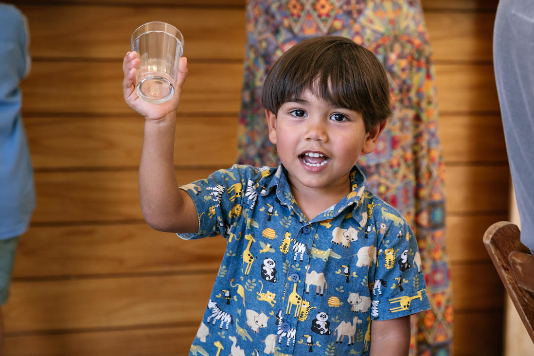 menino com copo de vidro