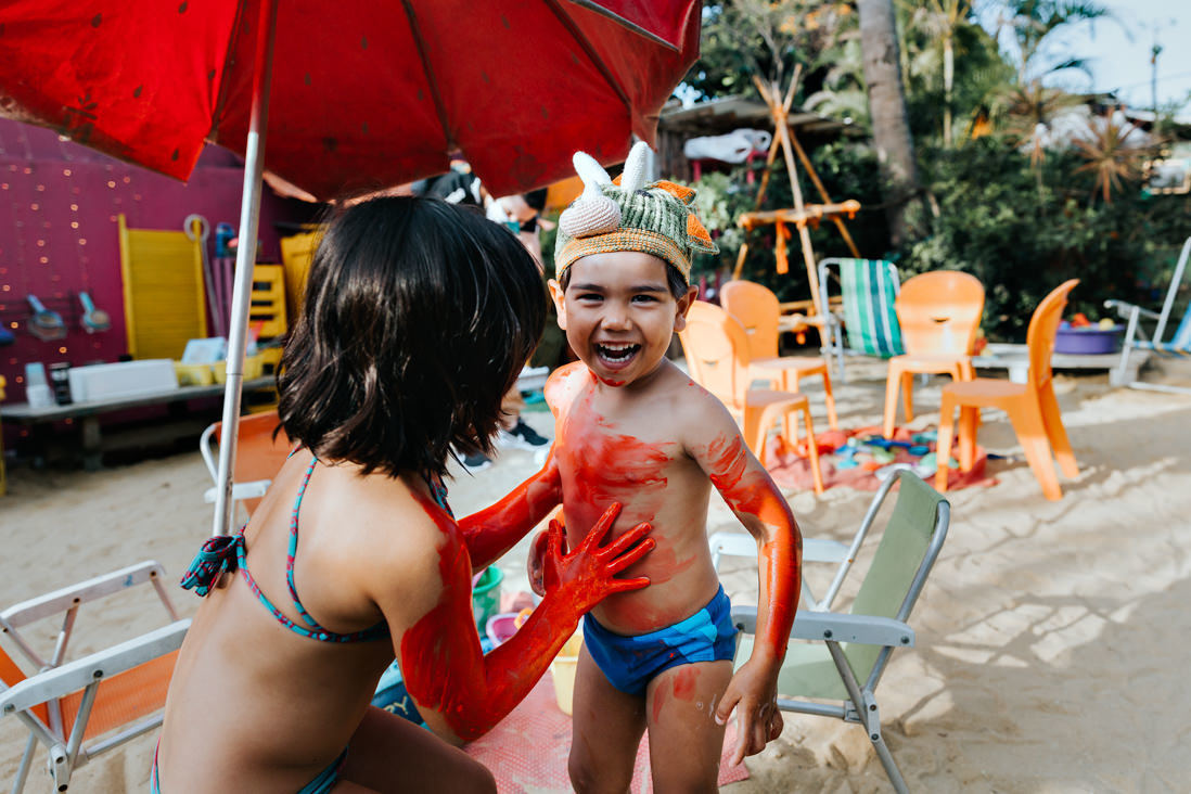 irmaos mais velha pinta irmao de tres anos com tinta vermelha