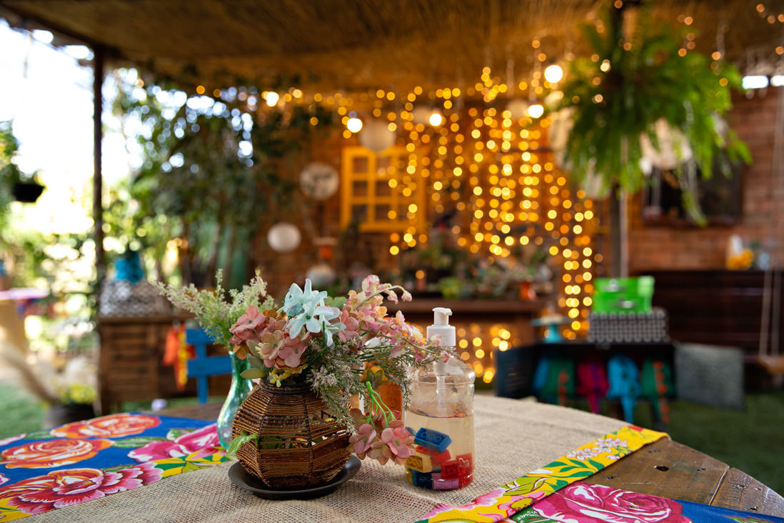 foto de detalhe de flores em mesa de convidados na casa de festas O quintal no Recreio dos Bandeirantes