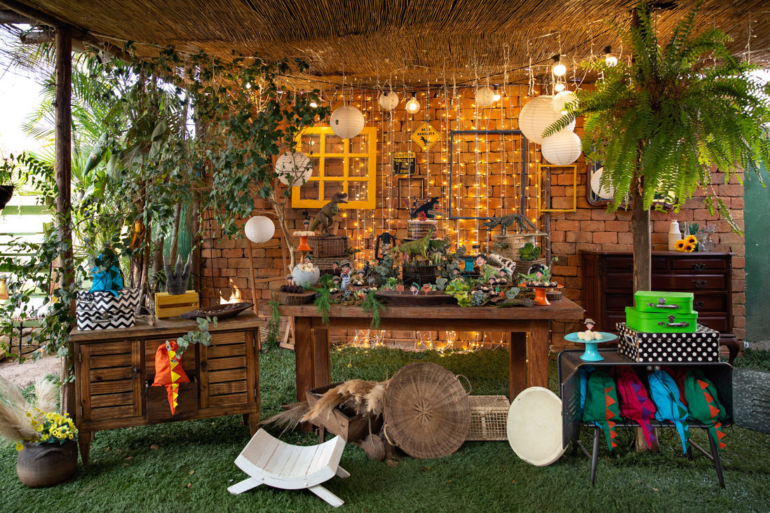 mesa de festa infantil com tema donossauros na casa de festas O quintal no Recreio dos Bandeirantes