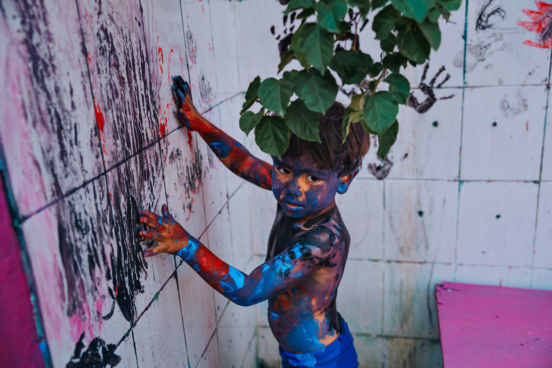 menino de 3 anos pinta azilejos com tintas em casa de festas no recreio dos bandeirantes