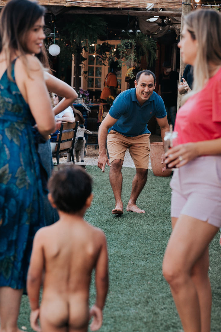 pai avista filho sem roupa na festa e corre pra abarça-lo