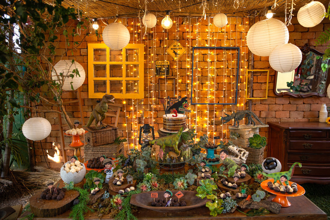 mesa do bolo tema dinpossauros na casa de festas O quintal no Recreio dos Bandeirantes