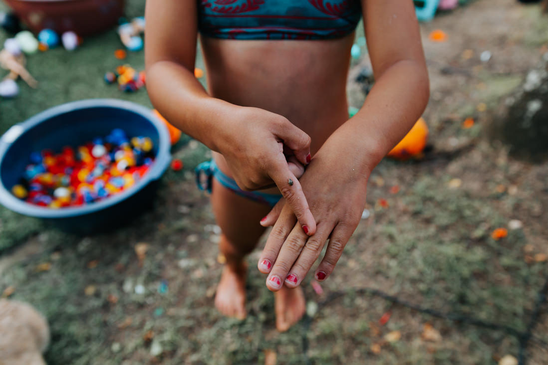 joaninha na mao de uma menina