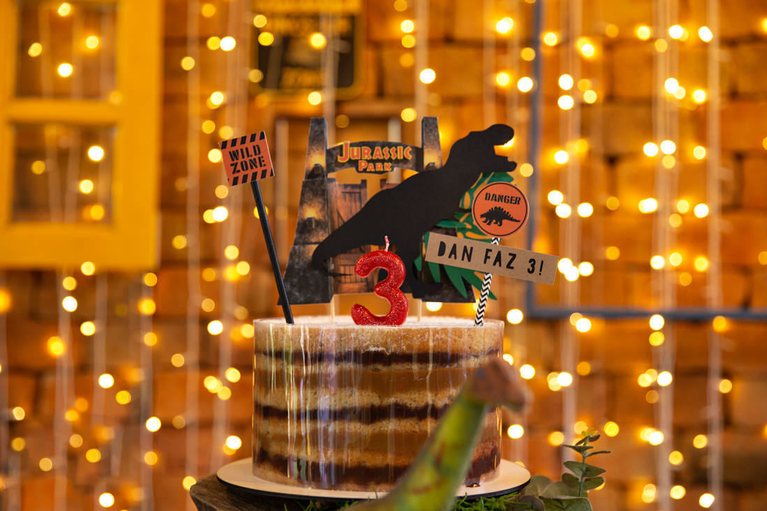 bolo nacked cake com topo de bolo tema dinossauros na casa de festas O quintal no Recreio dos Bandeirantes