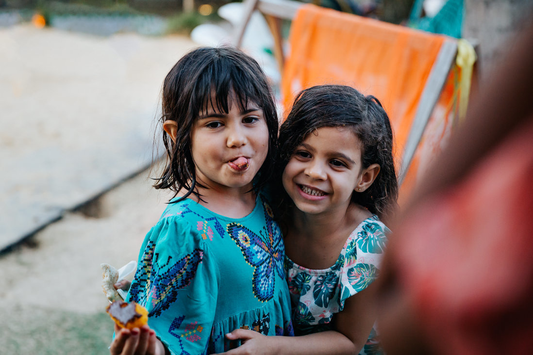 amigas abraçadas uma da careta
