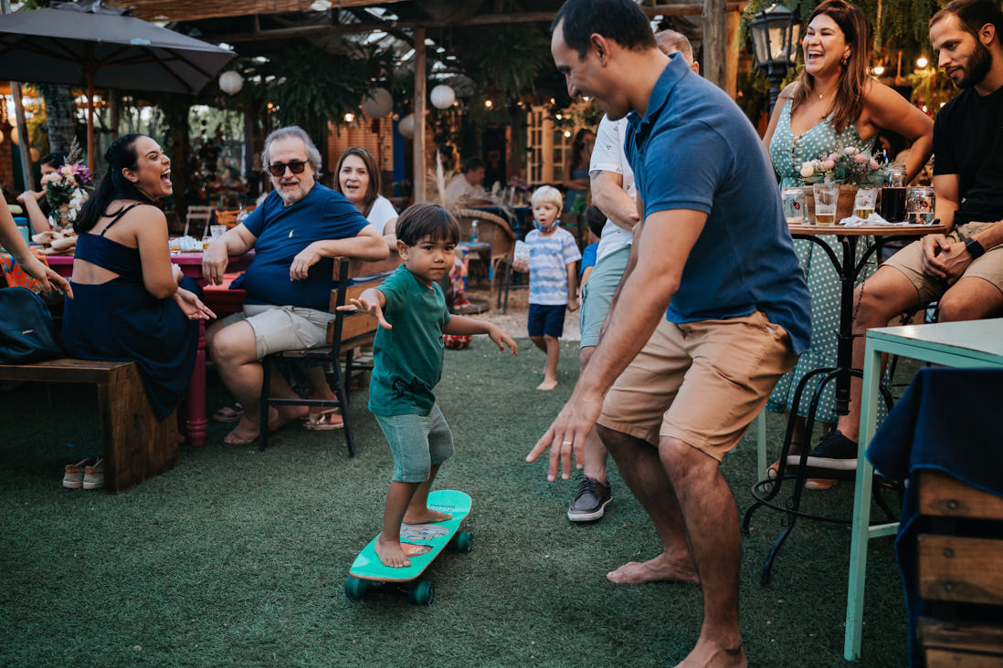 menino anda pela primeira vez de skate e pai observa