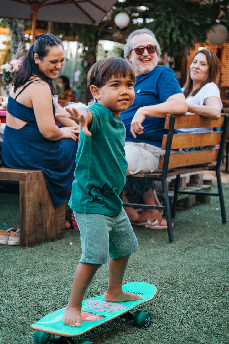 menino de 3 anos sobre o skate