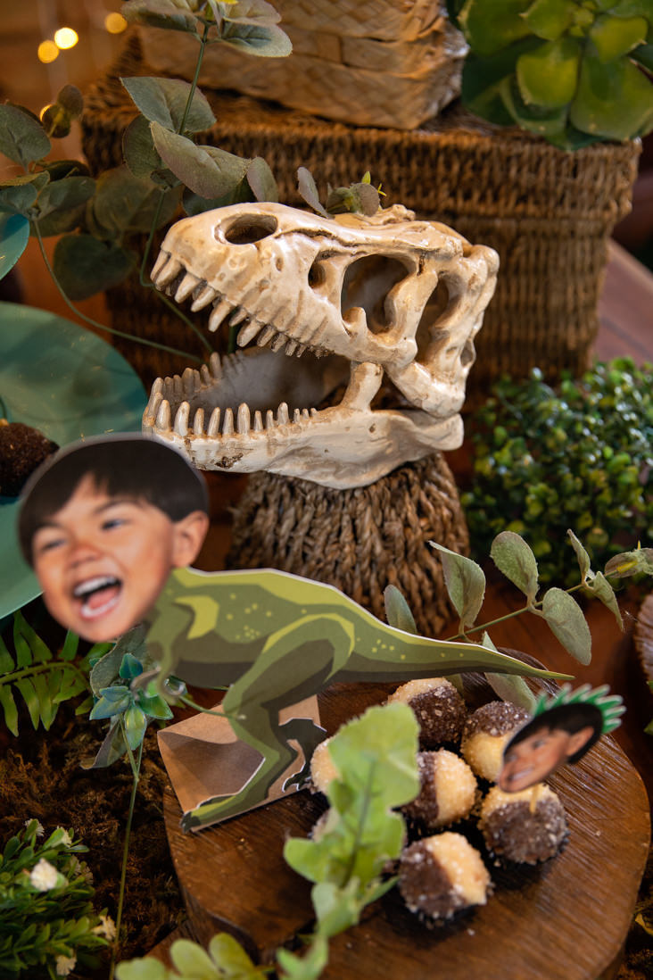esqueleto de cabeça de t-rex em decoração de mesa tematica dinossauros em casa de festas O quintal no Recreio dos Bandeirantes