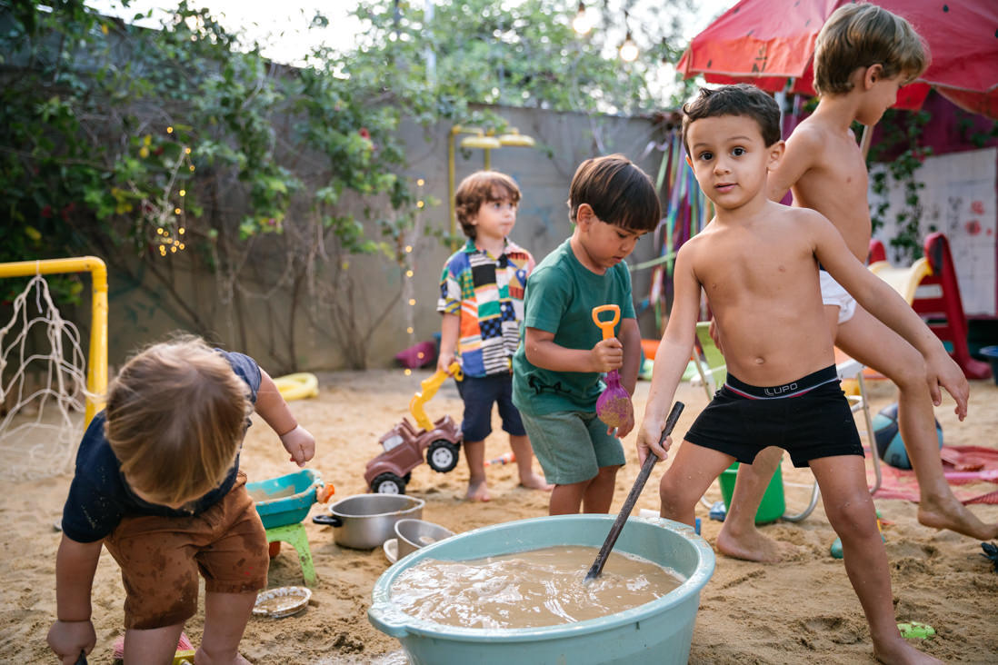 crianças brincam de areia