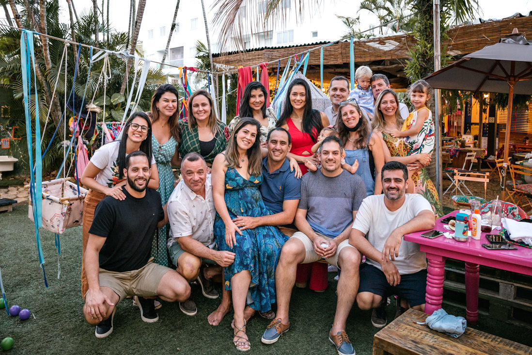 amigos posam para foto em festa infantil na casa de festas o quintal no recreio dos bandeirantes