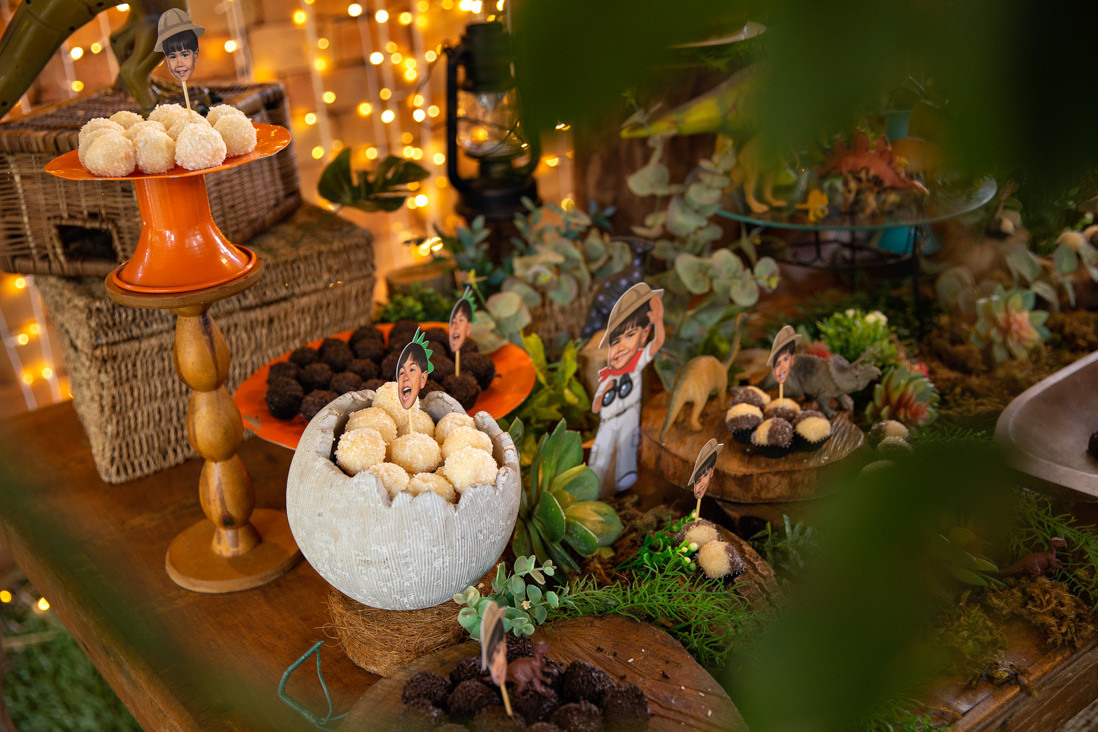 detalhes de papelaria de decoração com festa de tema dinossauros na casa de festas O quintal no Recreio dos Bandeirantes