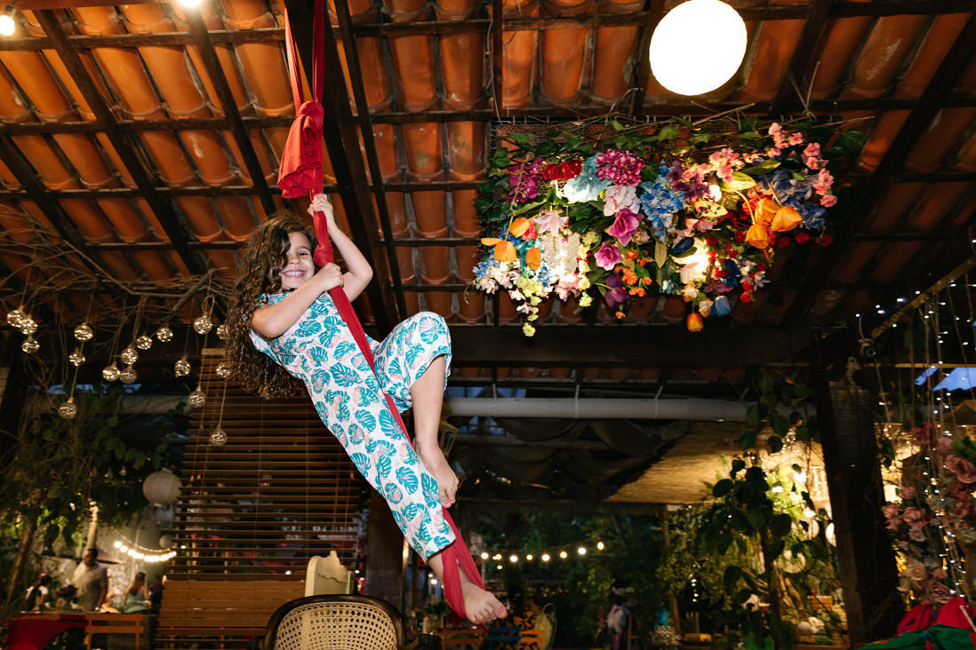 menina faz acobacia com pano