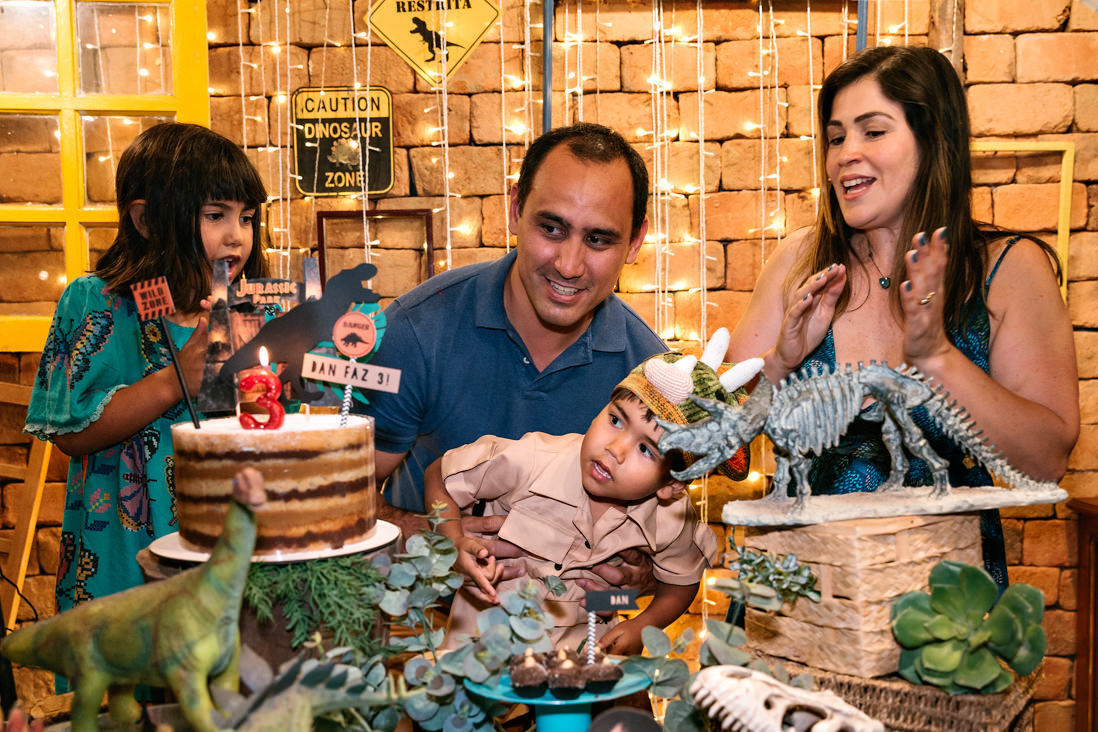 familia observa vela acesa no bolo