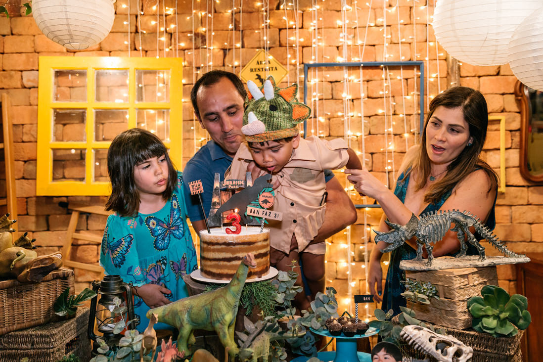 filho assopra vela e baba no bolo