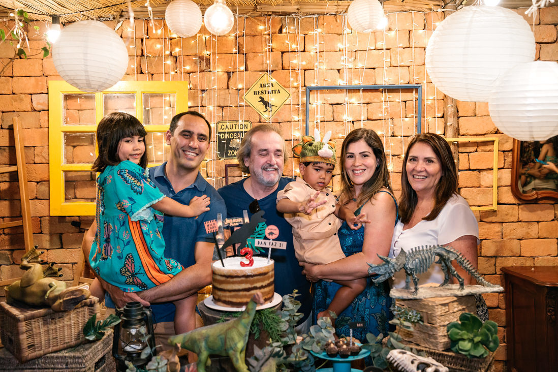 familia faz foto na mesa do bolo