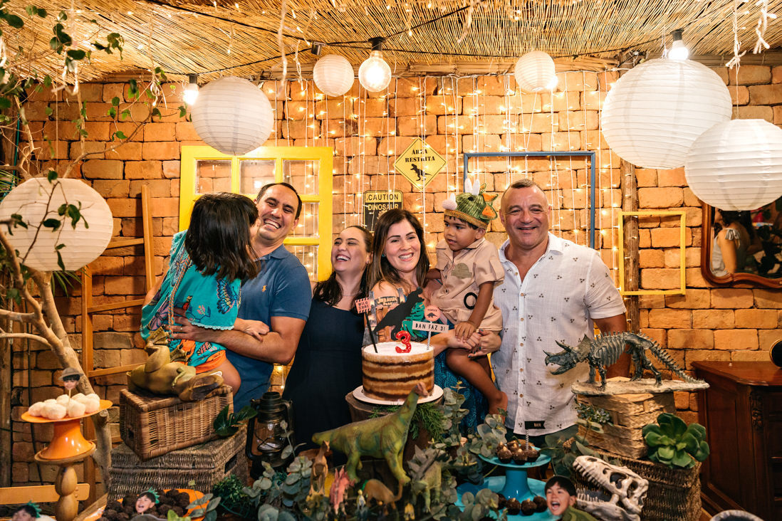 foto posada da familia na mesa do bolo