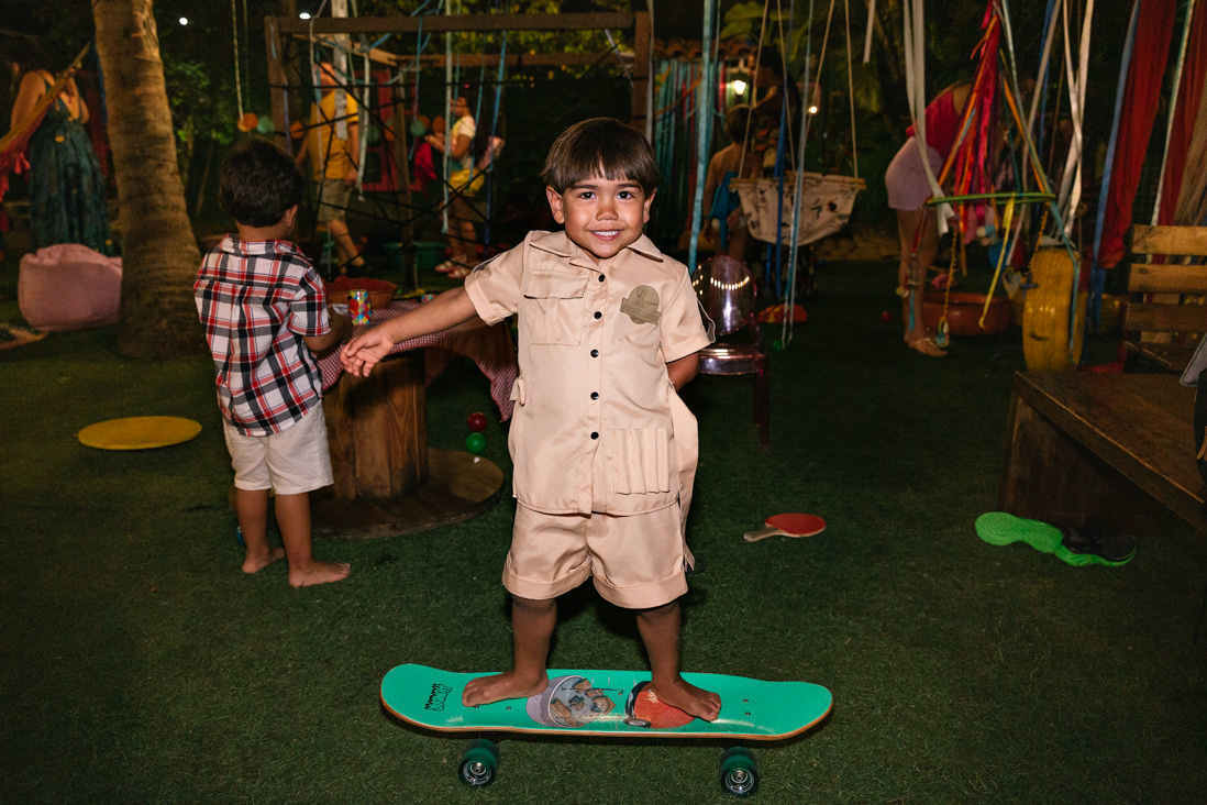menino de 3 anos anda de skate