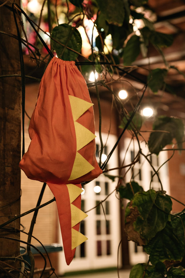 mochila de dinossauro como lembrança de festa infantil no rj