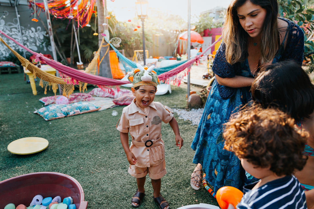 menino gargalha com seus amigos e mae em casa de festas infantil no recreio dos bandeirantes