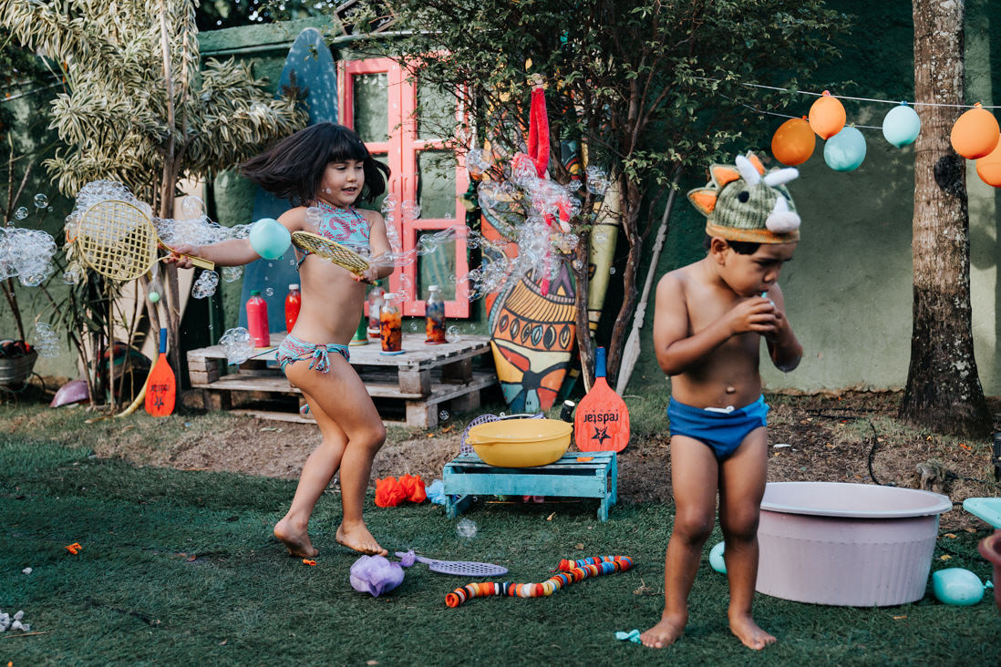 brincadeira de agua com sabao e bolhas