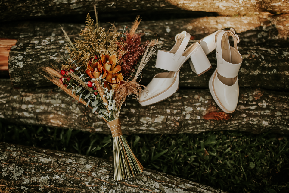 zapatos y ramo diferente para novia boho