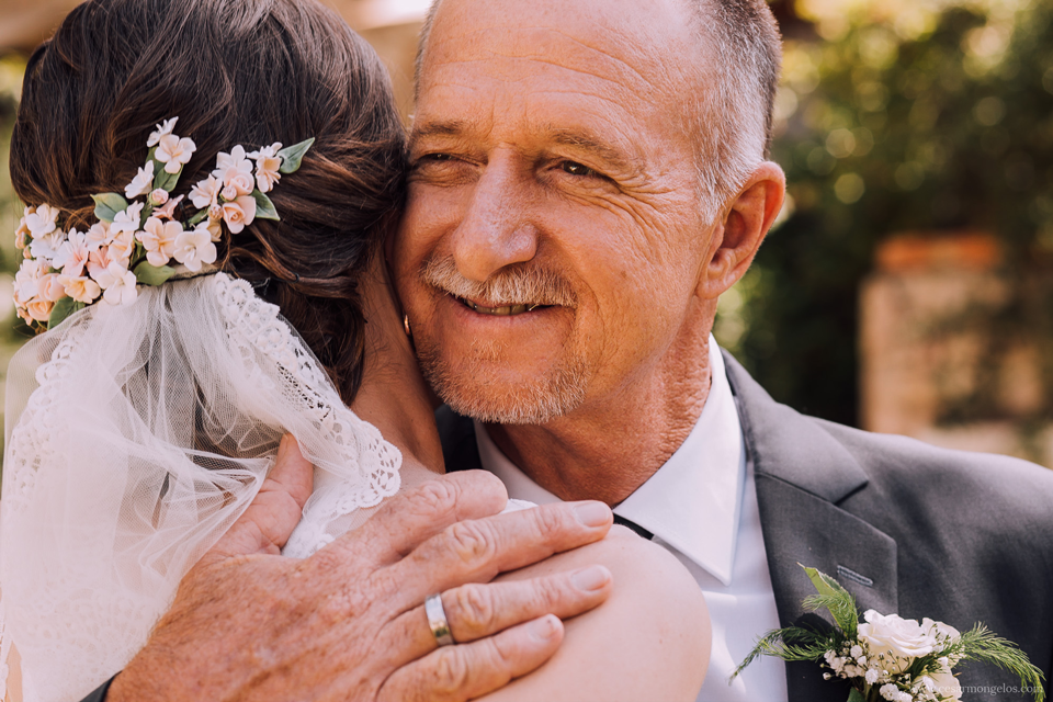 abrazo del papa de la novia