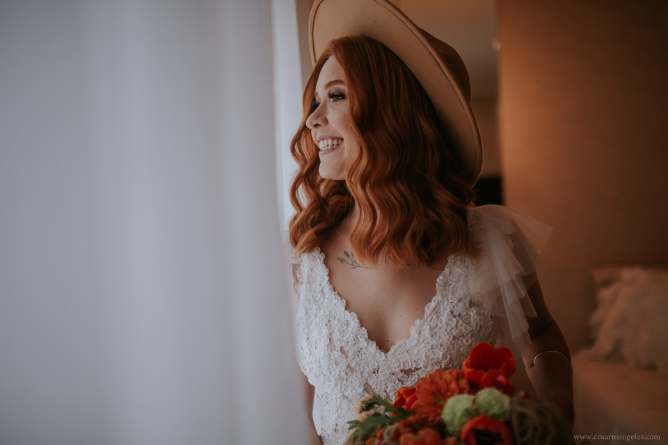 noiva usando chapeu casamento