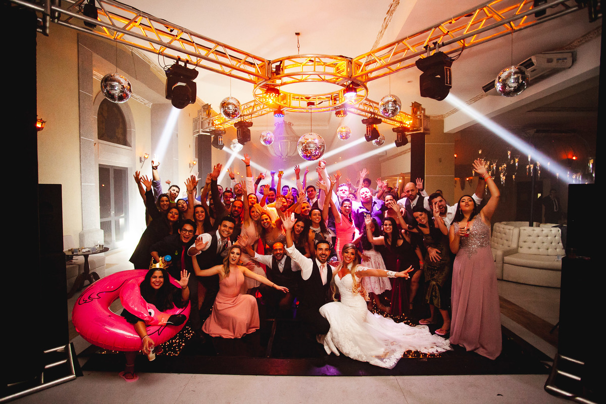 Um fim de festa incrível, noivos rodeados de amigos que vai ficar pra sempre.