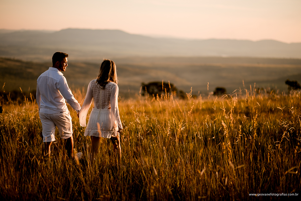 E-session de Amanda e Marcos fotografado na cidade de Capitólio-MG feito em uma lancha e ao pôr do sol.