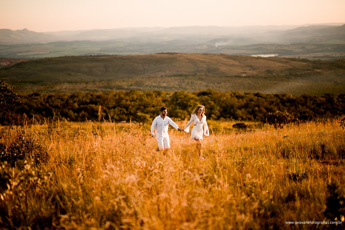 E-session de Amanda e Marcos fotografado na cidade de Capitólio-MG feito em uma lancha e ao pôr do sol.