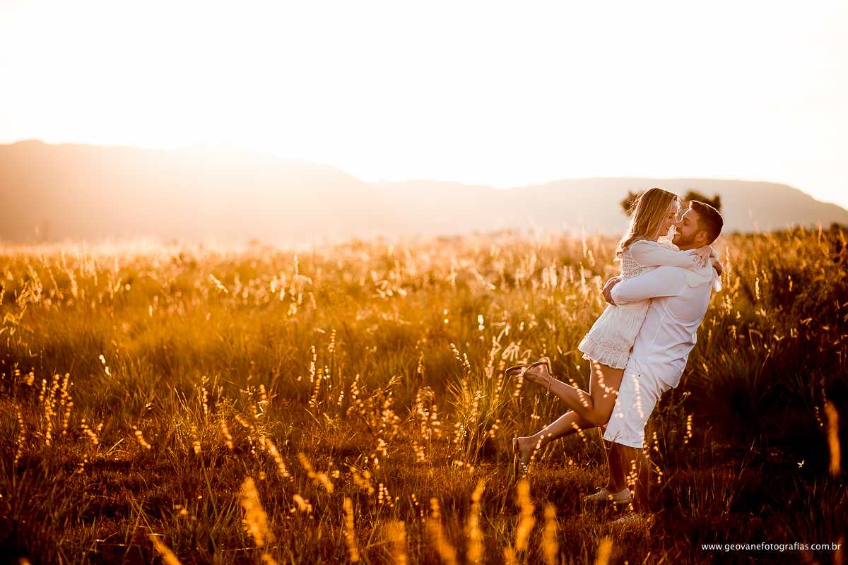 E-session de Amanda e Marcos fotografado na cidade de Capitólio-MG feito em uma lancha e ao pôr do sol.