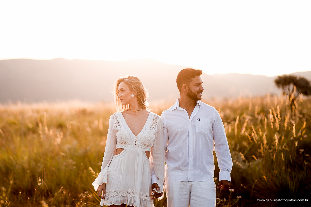 E-session de Amanda e Marcos fotografado na cidade de Capitólio-MG feito em uma lancha e ao pôr do sol.