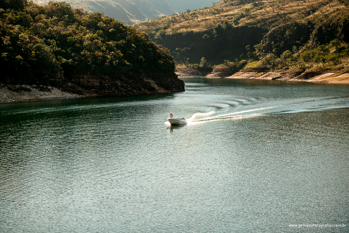 E-session de Amanda e Marcos fotografado na cidade de Capitólio-MG feito em uma lancha e ao pôr do sol.