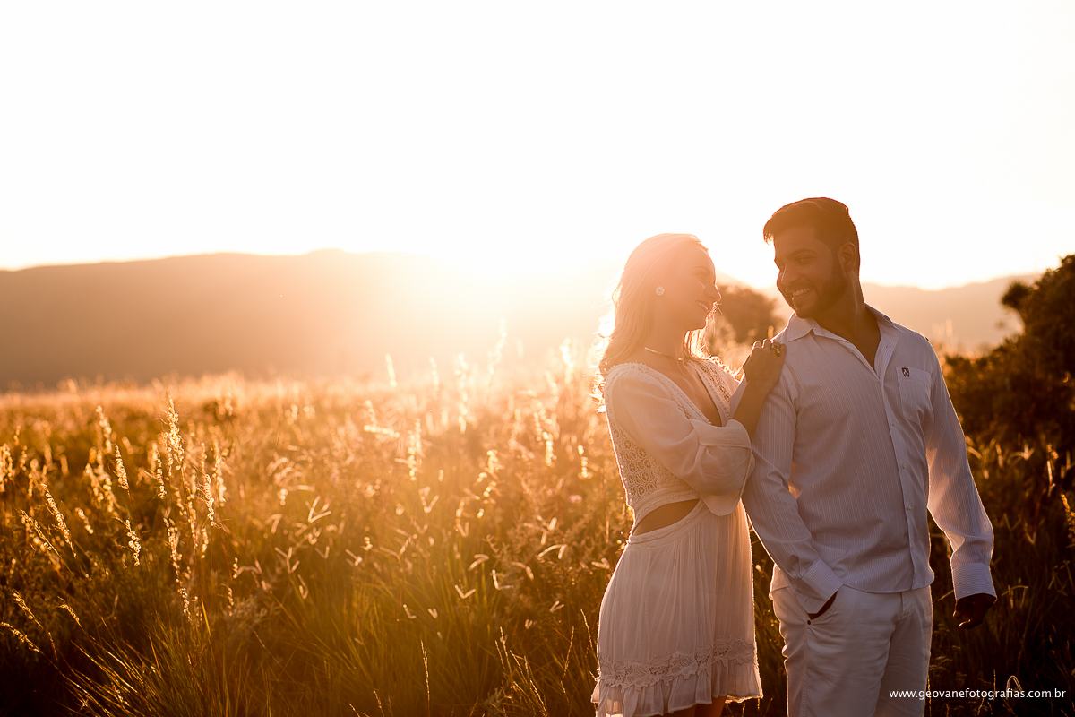 E-session de Amanda e Marcos fotografado na cidade de Capitólio-MG feito em uma lancha e ao pôr do sol.