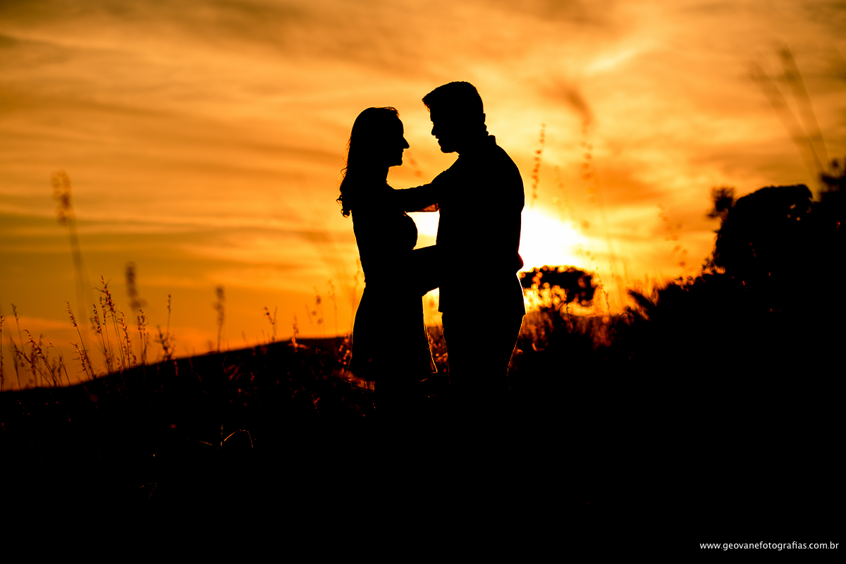 E-session de Amanda e Marcos fotografado na cidade de Capitólio-MG feito em uma lancha e ao pôr do sol.