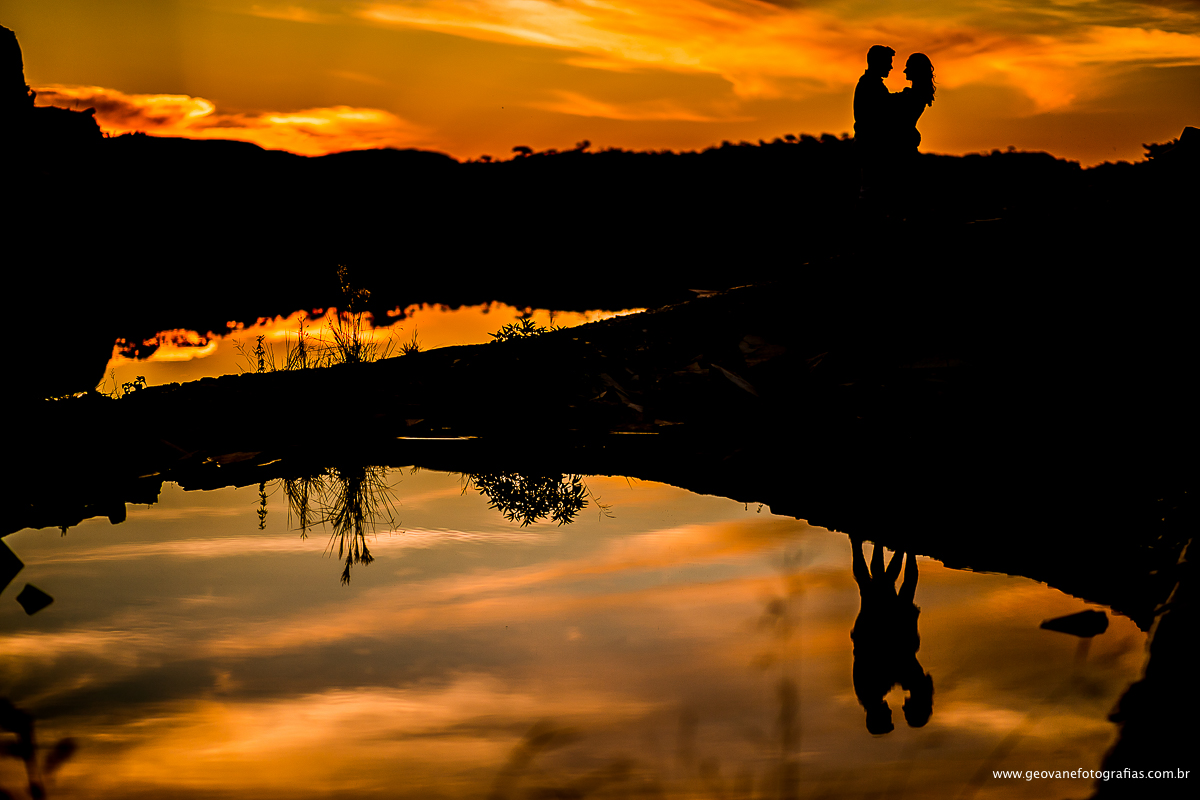 E-session de Amanda e Marcos fotografado na cidade de Capitólio-MG feito em uma lancha e ao pôr do sol.