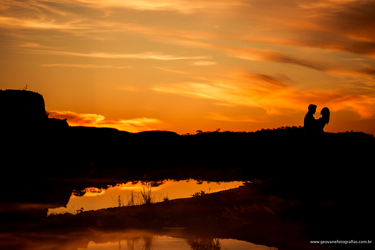 E-session de Amanda e Marcos fotografado na cidade de Capitólio-MG feito em uma lancha e ao pôr do sol.