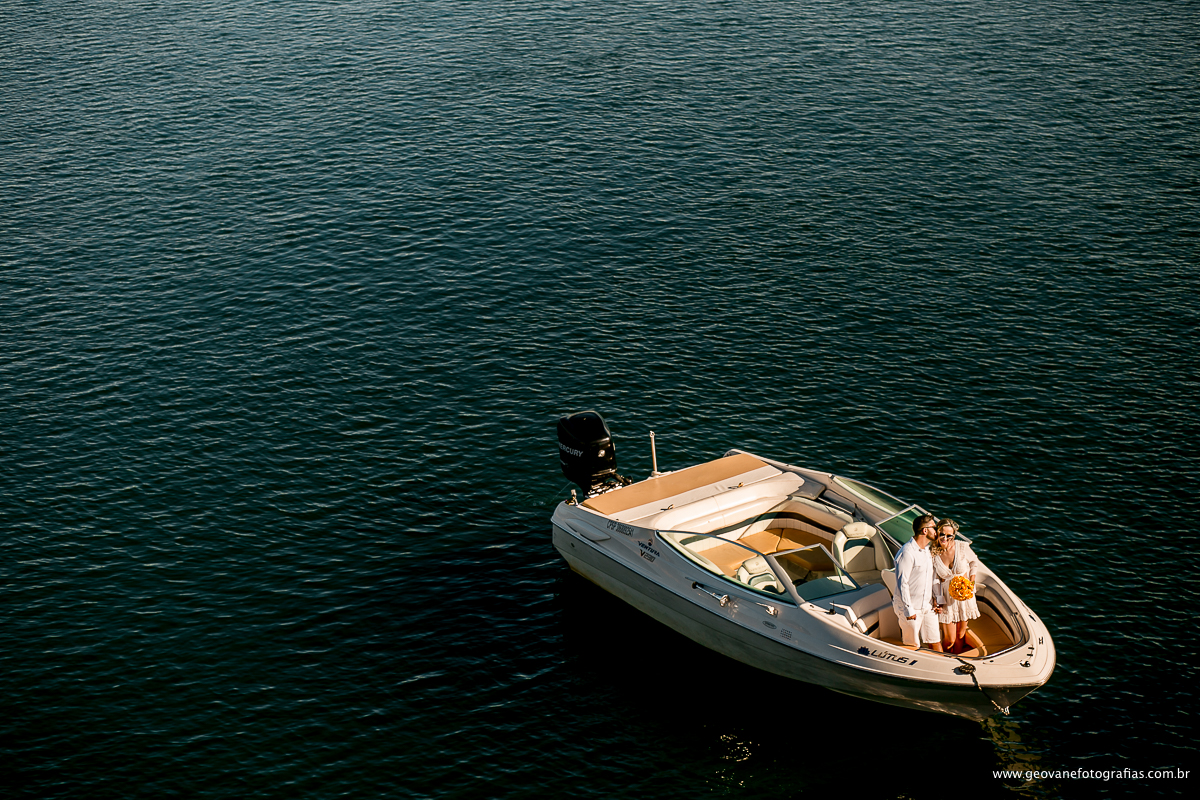 E-session de Amanda e Marcos fotografado na cidade de Capitólio-MG feito em uma lancha e ao pôr do sol.